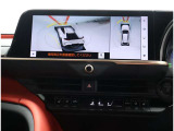 サイドクリアランスビュー表示中に、旋回時の運転操作に合わせて自動で車両を斜め後方から見たような映像を表示。
