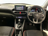 運転席周りのレイアウトをご覧ください。ナビゲーションが綺麗に装着されすっきり収まってますね!