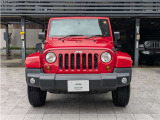 伝統のセブンスロットルグリルでJeepだと一目でわかります。