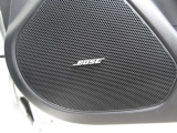 BOSEサウンドシステムを搭載。「良い音を出す」ではなく、その車種のごとに特徴を計算(車種専用設計)し、「反響音」を作り出すことによってどの座席でも自分中心で音が聴こえ、「心地よい空間」を作り出します。