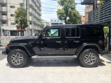 ホイールアーチが台形なのはJeepのみのデザインになり、ここを見てもJeepとすぐ分かります!