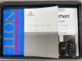 スマートキーは鍵をバッグに入れたままでもドアロックの開閉やエンジンのON・OFFができます。夜間や雨の日も鍵を探さなくて良いので便利です。
