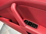 水平対向6気筒2,981cc24バルブツインターボ 385ps/6500rpm 45.9kgm/1950〜5000rpm 8速PDK 8.5Jx20/11.5Jx21 245/35ZR20 305/30ZR21 スポーツステアリング スポーツシート 360カメラ パークアシスト