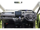 操作性に優れた運転席となります!小物入れや各ボタンの配置にこだわり、使いやすいです!座り心地もよく視認性も良好なのでロングドライブもお任せ下さい!