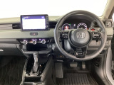 【ハンドル】運転にかかわる様々な操作を安全に行えるように視点移動が少なく操作性に配慮されたスイッチ類が凝縮されたコックピットです。