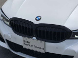 左右のキドニー・グリルの中心にはBMWのエンブレムが鎮座し、個性を放つデザイン性を兼ね備えました。
