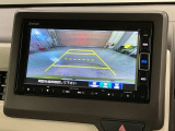 リバースギアに入れるだけで後方の表示へ切り替わります。夜間や雨の日の駐車も楽になりますよ。
