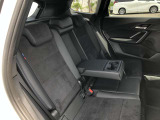 後席も使用感はさほど感じず、運転席・助手席同様に清潔感があります。後席シートもしっかりと作り込まれていますので、座り心地も悪くありません。是非、実車にてご確認下さい。