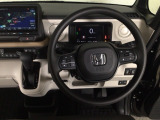 【ハンドル】運転にかかわる様々な操作を安全に行えるように視点移動が少なく操作性に配慮されたスイッチ類が凝縮されたコックピットです。