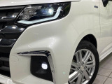 【LEDヘッドライト】悪天候や夜間走行時も良好な視界を確保し安心して運転できる高輝度LEDヘッドライトを装備!点灯速度が早く、消費電力も抑えられています。