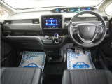 運転にかかわる様々な操作を安全に行えるように視点移動が少なく、操作性に配慮されたスイッチ類が凝縮されたコクピットです。