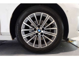 【BMWアロイホイール】軽量かつ強度に拘ったアロイホイール。走行性能ポテンシャルを引き出す設計。タイヤのサイドウォールが強化されたランフラットタイヤは、パンク時にタイヤがつぶれてもリムから外れません。