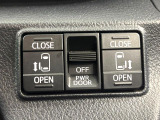 【両側パワースライドドア】スマートキーや運転席のスイッチで後席両側スライドドアの開閉が可能♪電動だから力を入れてドアを開ける必要が無く、小さなお子様でも簡単に開け閉めでき快適です♪