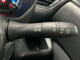 【オートライト】車のセンサーが周囲の明るさを感知し、自動でヘッドライトを点灯・消灯する機能です。この機能は夕暮れ時の交通事故が多い時間帯の安全性を高めてくれます。
