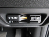 有料道路をキャッシュレスで通行できるETC車載器付きです。運転席足元に設置されています。ETCセットアップ費用は含まれておりません。別途必要となります。