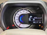 視認性に優れたメーターを採用しており、走行中でも車速や情報が分かりやすく表示されます。運転時の視線移動をむりのない範囲に抑え、快適で安心感のあるドライブをサポートします。