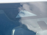 【三菱e-Assist】走行中に前方の車両等を認識し、衝突しそうな時は警報とブレーキで衝突回避と被害軽減をアシスト。より安全にドライブをお楽しみいただけます。