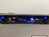 デジタル表示のスピードメーターとタコメーターを大きく配した見やすいメーター部になっています。左側のインフォメーション画面でオドメーターや燃費などの情報を確認できます。