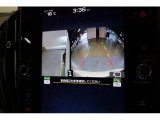 シフトをバックに入れれば、自動的に後方の映像がナビ画面に映し出されます。後方視界を確保するリヤビューカメラ。車庫入れ時などにとても便利です