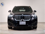 【BMWの伝統-1】BMWの特徴的な&ldquo;キドニーグリル&rdquo;は、80年以上続く伝統の形でございます。変わらないこだわりのデザインが、プレミアムブランド&ldquo;BMW&rdquo;を創り出します。