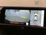 【パノラミックビューモニター】映像で、見づらい車両周辺の確認をアシスト。クルマを真上から見ているような映像を表示。 運転席から確認しにくい車両周囲の状況を把握。