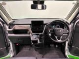 Aピラーの傾斜やヒップポイントの位置を最適化。ひらけた前方視界とノンストレスな運転姿勢で快適なドライブが楽しめます。