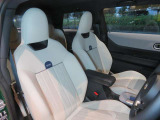【運転席】スポーツシートでドライバーの体にフィットし、運転をしっかりとサポートしてくれます!