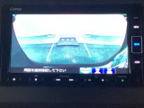 バックでの車庫入れも安心です! リアカメラが付いているバックモニター付のナビを装備しております。操作線もついており距離感も画面から確認できます。
