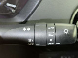 【オートライト】車外の明るさに応じて、自動的にライトの点灯・消灯をしてくれます。