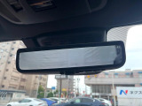 【デジタルインナーミラー】後席の大きな荷物や同乗者で後方が確認しづらい時でも安心!カメラが撮影した車両後方の映像をルームミラー内に表示。クリアな視界で状況の確認が可能です!