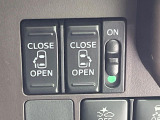 【両側パワースライドドア】スマートキーや運転席のスイッチで後席両側スライドドアの開閉が可能♪電動だから力を入れてドアを開ける必要が無く、小さなお子様でも簡単に開け閉めでき快適です♪