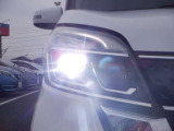 【LEDヘッドランプ】ハロゲンヘッドランプの約2倍の光量でより明るく遠くを照射。視認性、長寿命、省電力に優れ、スタイリッシュな白光色も魅力