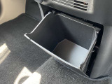 車内に持ち込んだ小物やドリンク食べ物がきちんと片付く収納も充実です。こちらは、大容量のインストセンターロアBOXになります。CDや袋を取り付けてダストBOX等に使えます。