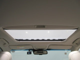 車内を明るく開放的にする電動サンルーフを装備しています。