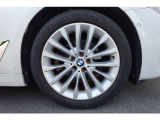 【BMWアロイホイール】軽量かつ強度に拘ったアロイホイール。走行性能ポテンシャルを引き出す設計。タイヤのサイドウォールが強化されたランフラットタイヤは、パンク時にタイヤがつぶれてもリムから外れません。