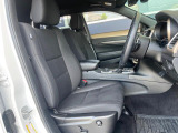●前席:ゆったりとしたドライバースペースで、長時間の運転でも快適にお過ごしいただけます。