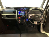 運転席は見やすく整理され、ナビも美しく装着され操作性にも優れています!
