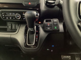 操作しやすいインパネシフトに加え、電子パーキングブレーキを採用。足元まわりがすっきりしており、前席の移動や乗り降りもしやすいレイアウトです。