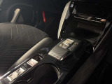 ドリンクホルダー、パーキングブレーキ、ドライブモード切替スイッチです。