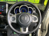 【純正革巻きステアリング】上質な革を使用することで、手にしっかり馴染みとても運転しやすいハンドルです♪