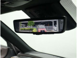 デジタルインナーミラー装備!車両後方のカメラの映像をデジタル補正で視認性を向上させてインナーミラー内に表示します♪視界を遮るものがなく、後席に同乗者がいても後方を確認しやすく安心です♪