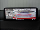 【360&deg;ビュー・モニター】専用カメラにより上から見下ろしたような視点で360度クルマの周囲を確認することができます。駐車が苦手な方でも縦列駐車や幅寄せ時に活躍してくれます。