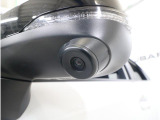 助手席側で見えにくい左前方の映像を、車内のマルチファンクションディスプレイに映し出します。前方への駐車や左寄せ、狭い道でのすれ違いなど、さまざまなシーンで安心して運転できる便利な機能です。
