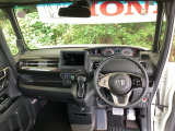 まぶしい日差しをやわらげる、青色のハーフシェイドフロントウィンドウがついています。また、プラズマクラスター技術搭載フルオートエアコンで快適です。