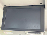 【フリップダウンモニター】大画面モニターで後席でもエンタメをお楽しみいただけます。小さなお子様にも大人気の装備です♪