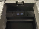 コンソールボックス内にも充電用USBポート付いています。