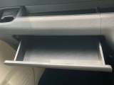 ダッシュボード助手席側上部にインストアッパーボックスがあり、収納に便利です。