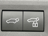 【パワーバックドア】スマートキーや運転席のボタンを押すだけでリアゲートが自動で開閉します!荷物を持っている時や、高い位置にあるバックドアを閉める際に便利な機能です♪