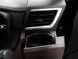 運転席のカップホルダーはエアコンの吹き出し口にありますので冷やしたり温めたりすることが出来ます☆