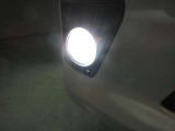 フロントLEDフォグランプです鮮やかな日光色で明るく足元を照らします。